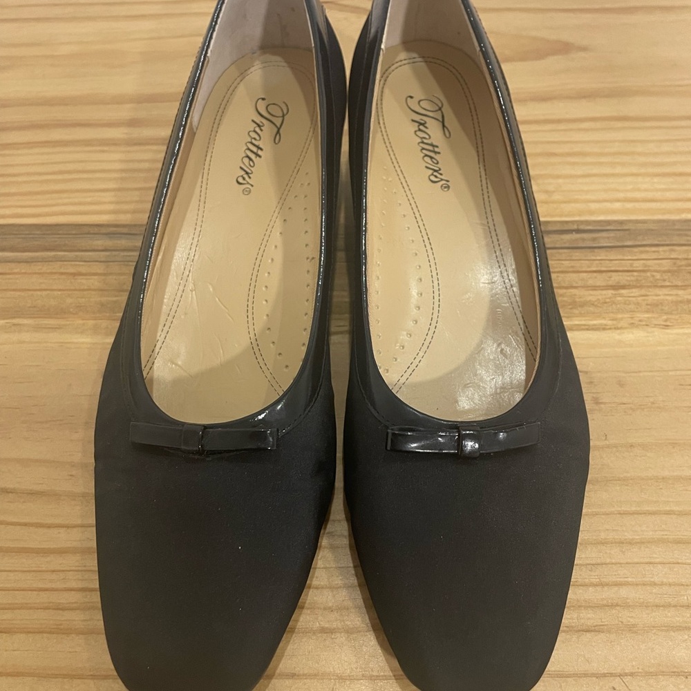 TROTTERS WOMENS SLIP-ON DARCY COMFORT BLACK FABRIC LEATHER PUMP SHOE Wide 7N